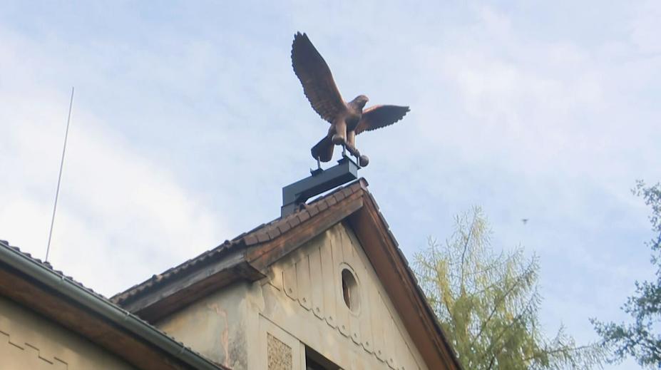 Největší česká socha dravce se vrátila do Podještědí. Původní zničili nacisté