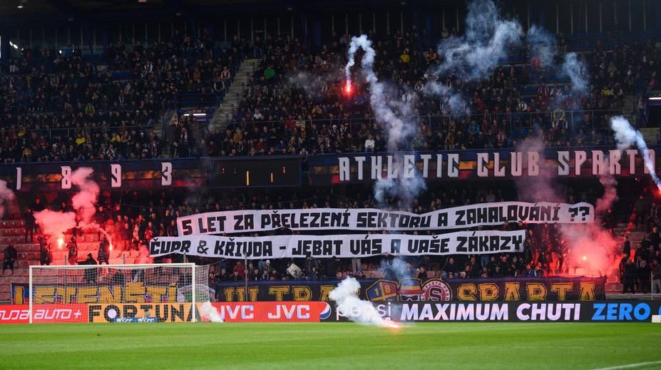 Spartě hrozí za chování kotle trest. Disciplinárka s klubem zahájila řízení
