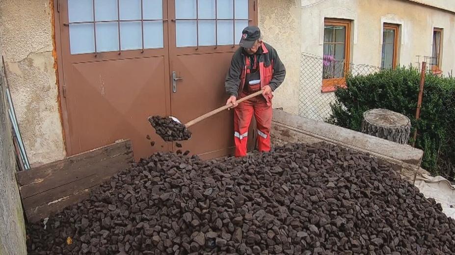 Češi ve velkém kupují uhlí z Polska. Za sezónu tak ušetří tisíce