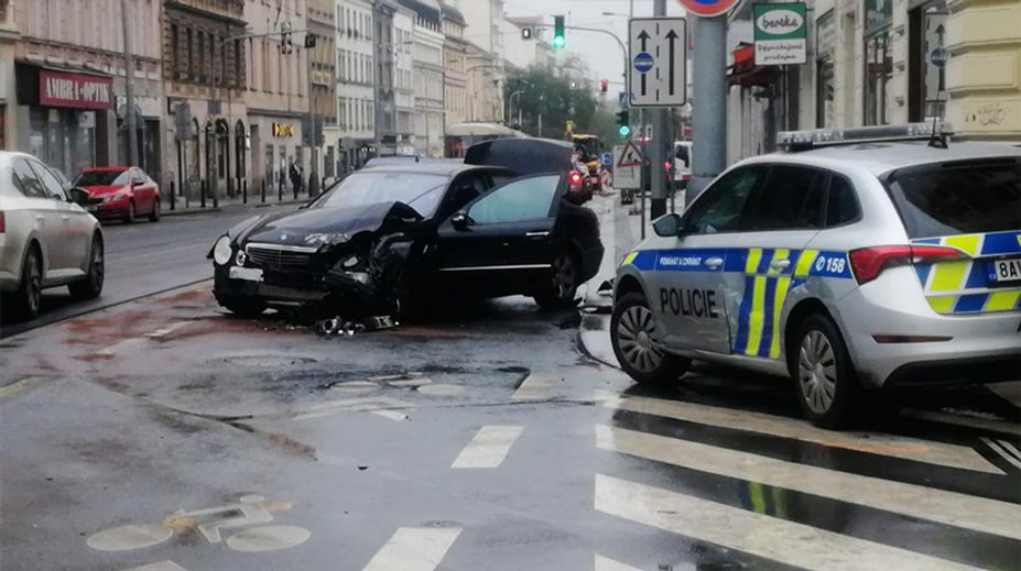Opilý řidič usnul a blokoval provoz. Poté naboural do tramvaje i do policejního auta