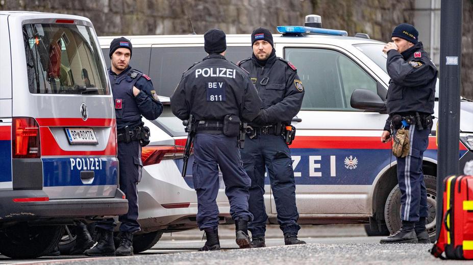 Mladý Syřan v Rakousku začal na ulici bodat do lidí. Zabil dítě, čtyři muže zranil