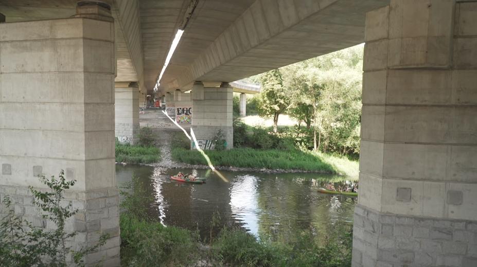 Práce na mostě v Karlových Varech děsí vodáky. Před nebezpečím varují i půjčovny