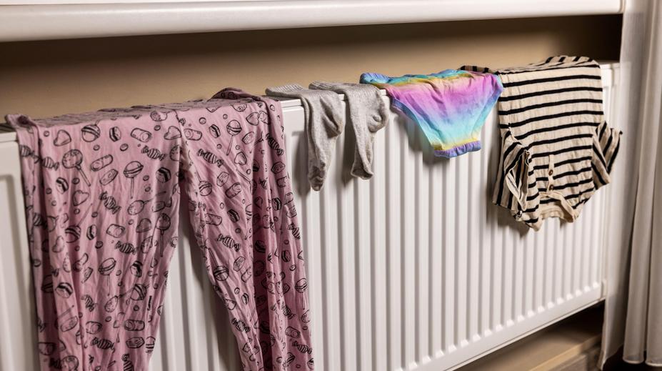 Skrytá hrozba. Sušení prádla na topení může způsobit zdravotní potíže