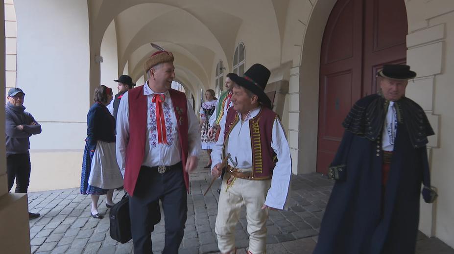 Poslanci se odvázali. Na schůzi přišli v krojích, Okamura připomínal Rumcajse