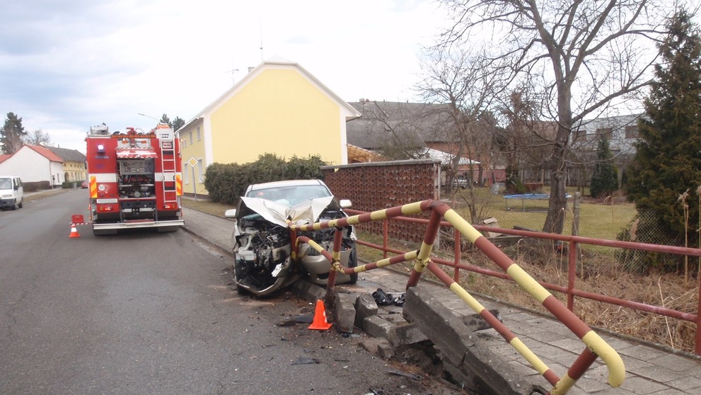 Osobní automobil se napíchl na zábradlí