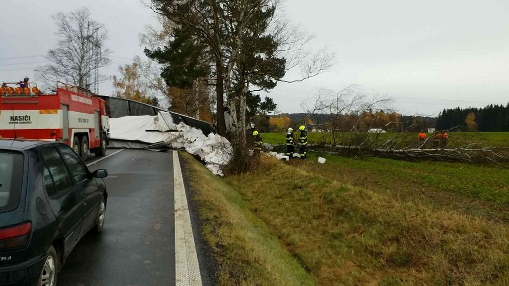 Nehoda kamionu převážející víno u obce Vysočina - 2