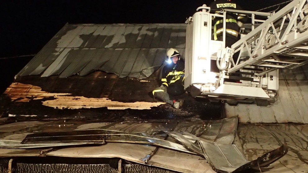 Ve Vítkově na Opavsku shořel dům s uskladněnou pyrotechnikou - 5