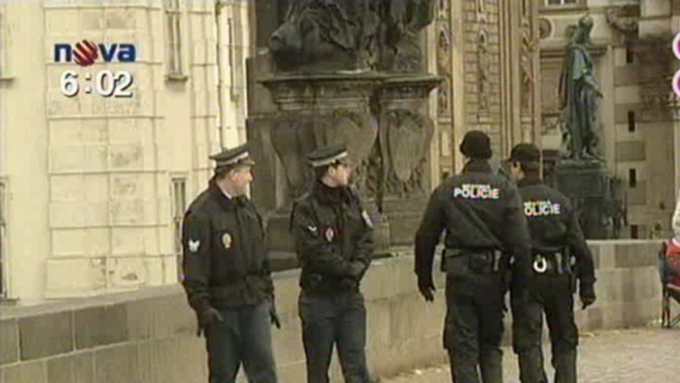 Na Karlově mostě byly v těchto dnech zesíleny hlídky městské policie.