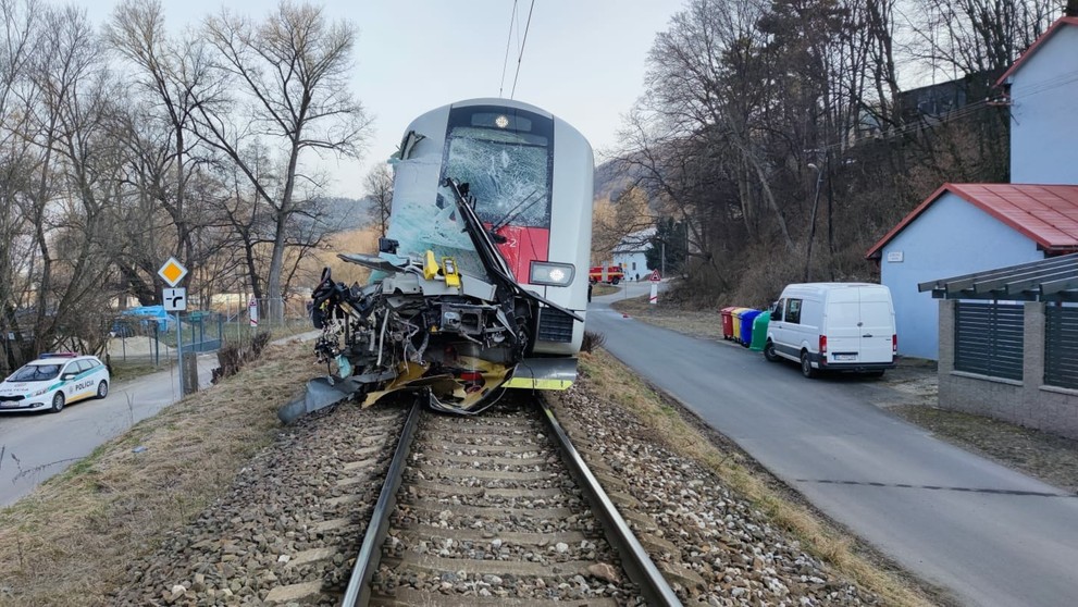 Srážka autobusu s vlakem na železničním přejezdu na Slovensku - 3