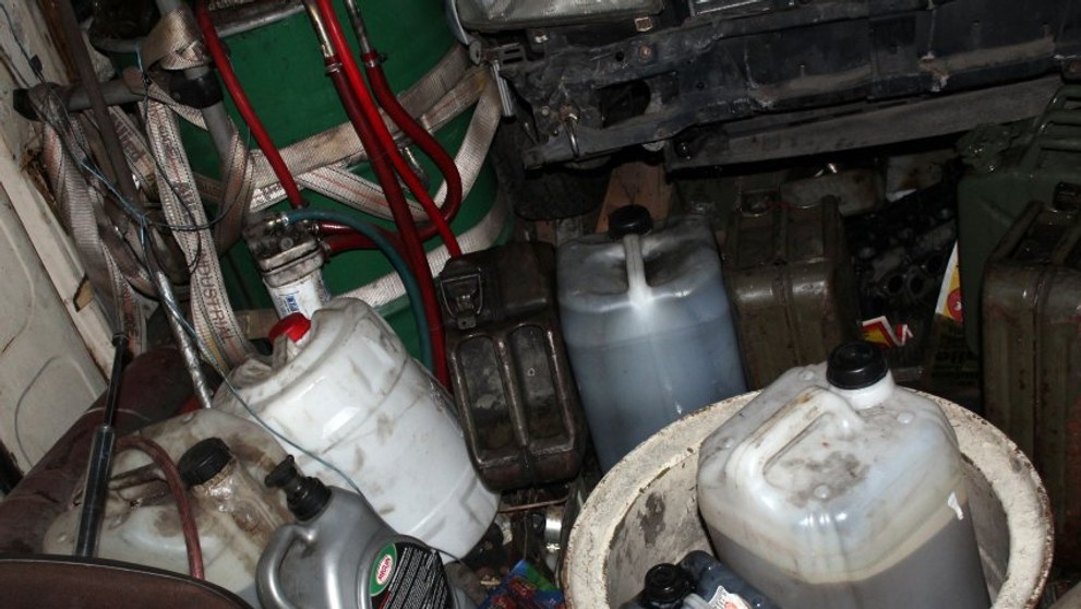 Auto sedělo mezi kanystry a sudy na benzín
