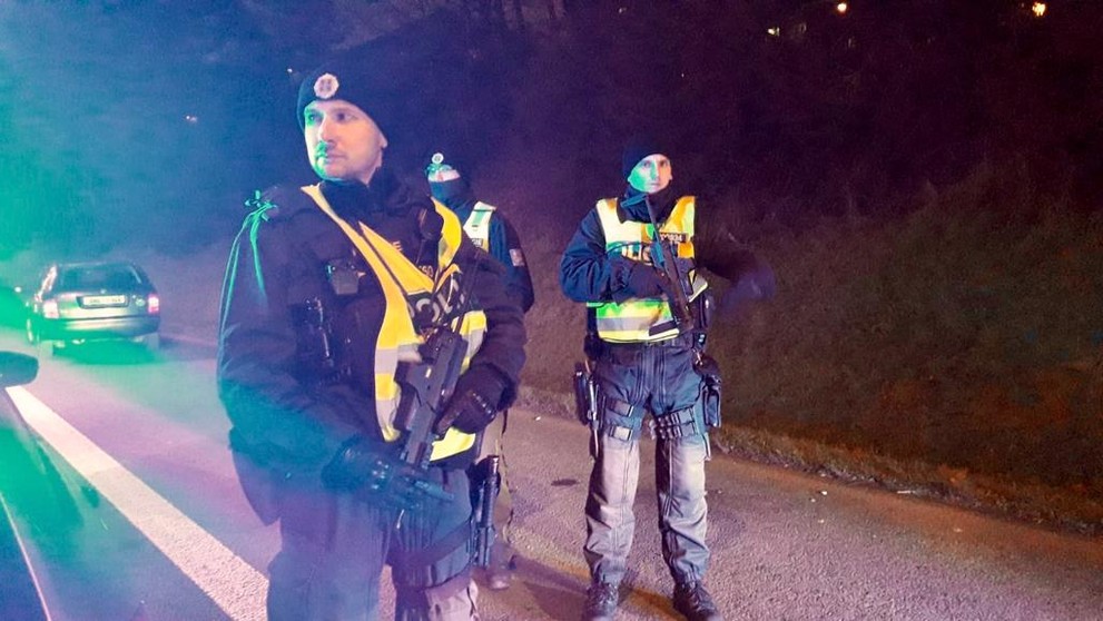 Policie hledá stříbrný ford se třemi muži