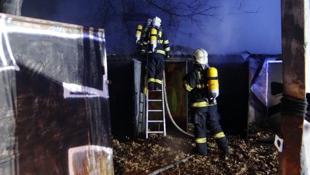 Hasiči se soustavou objektů těžce dostávali k ohniskům požáru