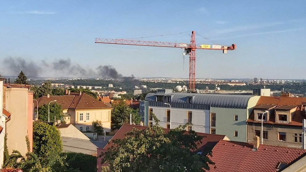 Požár skladu pneumatik v Praze - 1