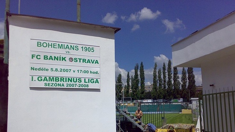 Stadion Bohemians Praha 1905 už hlásí první ligové utkání, v jeho útrobách se ale stále pracuje na konečné podobě pro ligu.