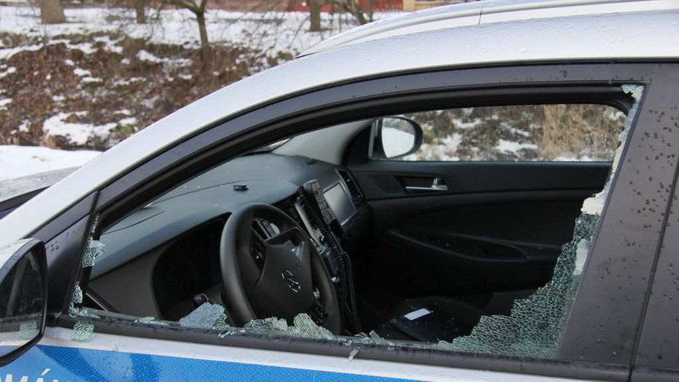 Muž zaútočil na policistu lahví alkoholu