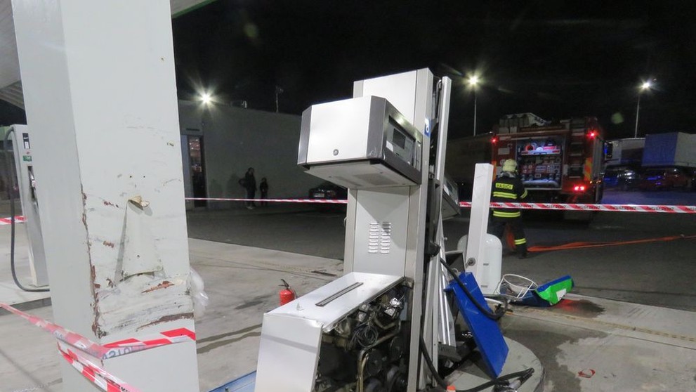 Opilý řidič návěsem zdemoloval benzinku u obce Žešov - 1