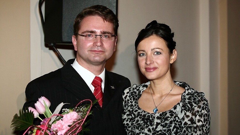 Šťastný majitel vydražených svatebních šatů Luboš Říha se svou snoubenkou. 