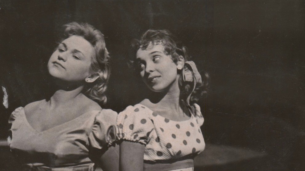Alena Tománková a Jiřina Kiasová ve hře Srpnová neděle, 1959