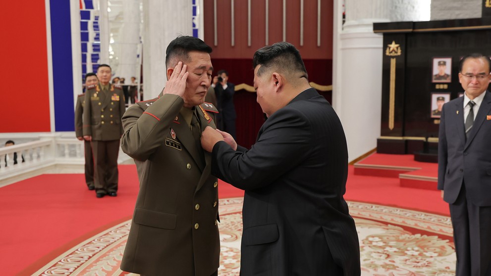 Kim Čong-un předává vyznamenání