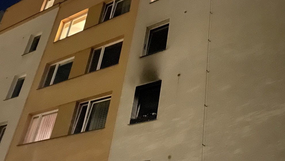 Požár paneláku v Kobylisích
