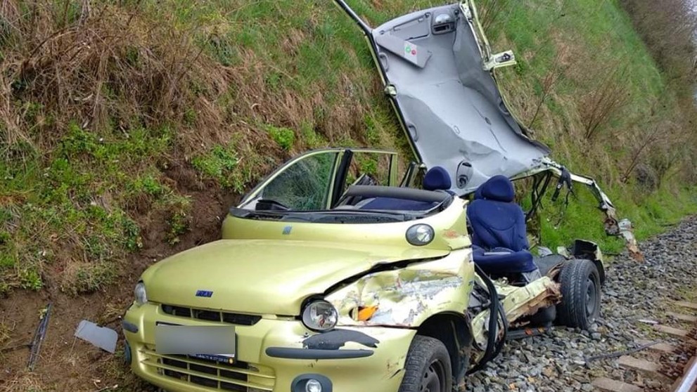 Vlak smetl na přejezdu auto - 1