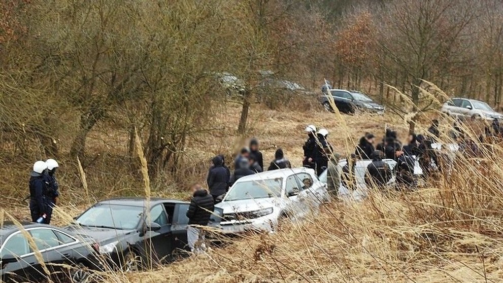 80 mužů s kuklami tvrdilo, že jdou na houby