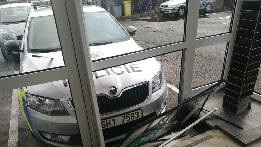 Pod vlivem drog bodal do policejního auta