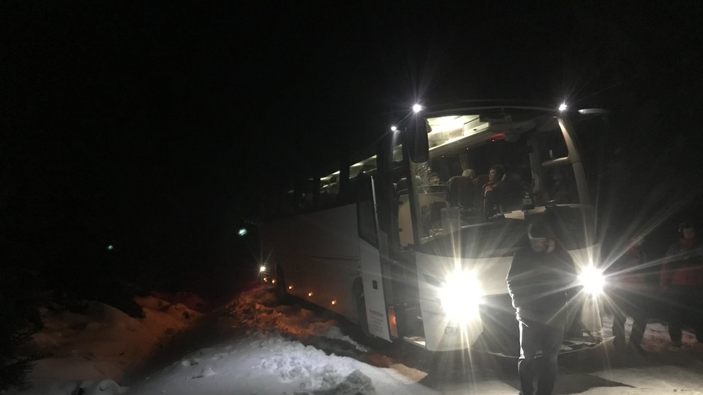 Autobus s důchodci uvízl v závěji