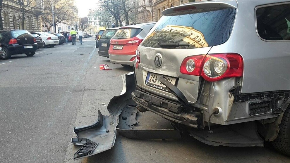 Řidič SUV naboural v Praze desítky aut