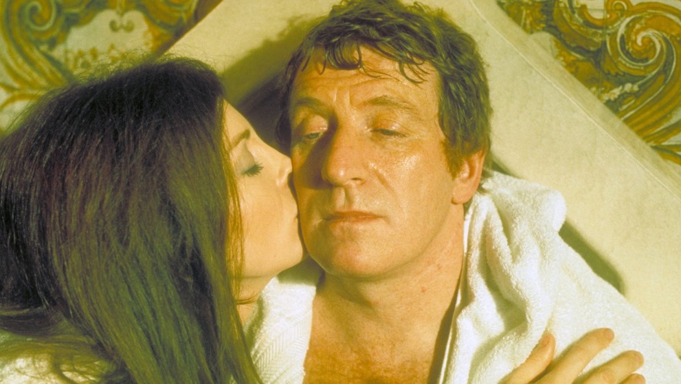 Gayle Hunnicuttová a Clive Revill ve filmu Legenda pekelného domu, 1973