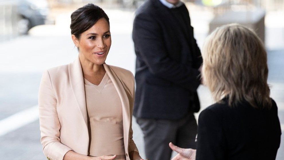 Meghan Markle u londýnského Národního divadla