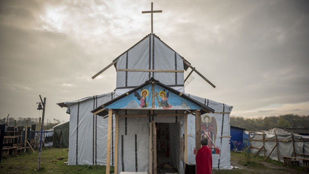 Život v táboře Calais - Venkovní pohled na kostel