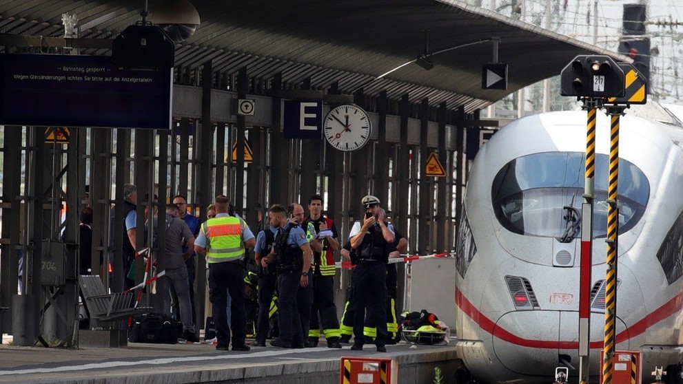 Muž v Frankfurtu nad Mohanem strčil pod vlak chlapce s matkou - 1