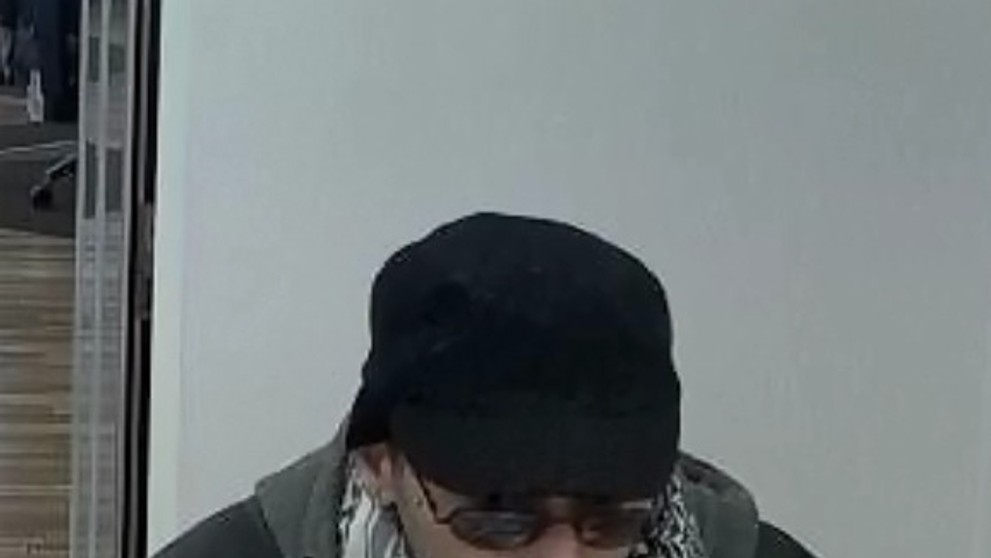 Lupič přepadl banku v Praze - 4