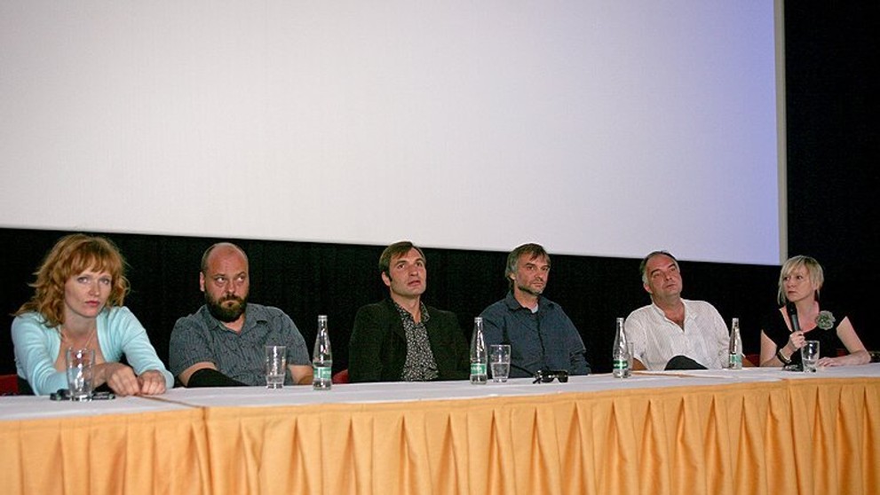 Tisková konference k filmu Medvídek se musela obejít bez režiséra Jana Hřebejka, který točil další dílko.