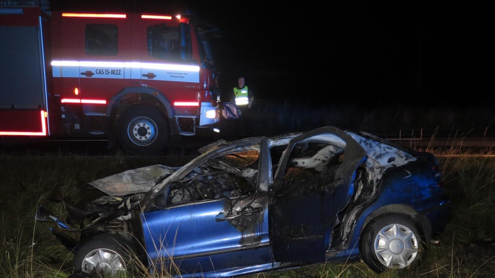 Auto začalo po nehodě u Milevska hořet - 6