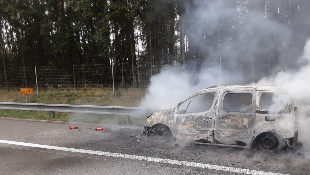 Shořelé auto na D1