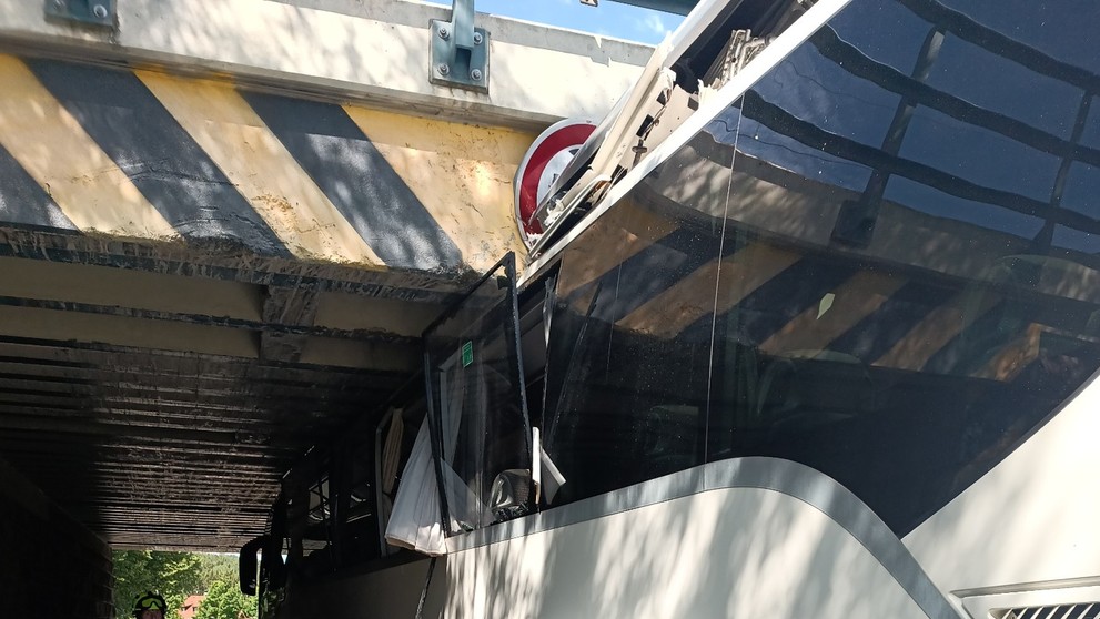 Autobus zůstal zaseknutý pod železničním viaduktem