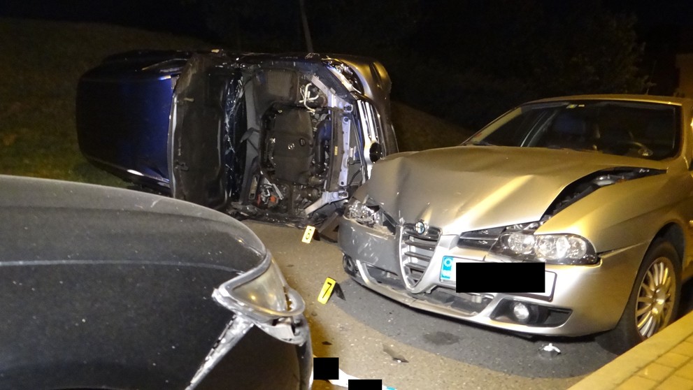 Náraz byl tak silný, že převrátil těžké SUV na bok