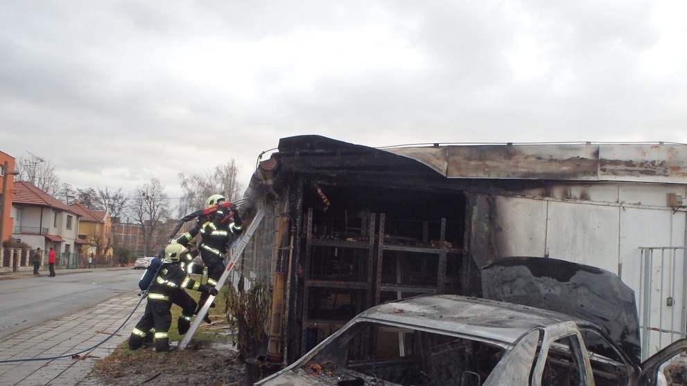 V Přerově shořelo nejdřív auto, pak sklad - 3