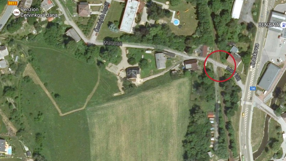 Nebezpečné přejezdy: P 4111, Častolovice - Solnice, Královéhradecký kraj - přejezd bez světel, řešení: se závorami. DŮVOD: Frekventovaný přejezd se špatnýmrozhledem a s úzkou pozemní komunikací v kopci, nehodovost