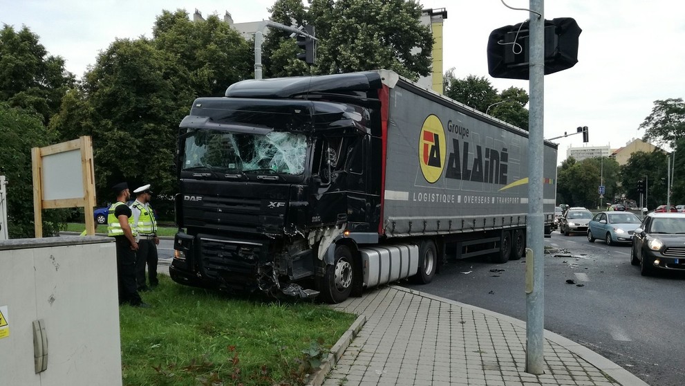 Srážka autobusu a kamionu v Praze - 3