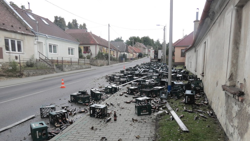 nehoda návěsu s pivem - 1
