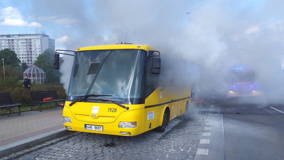 Požár autobusu v ulici Střelničná (1)