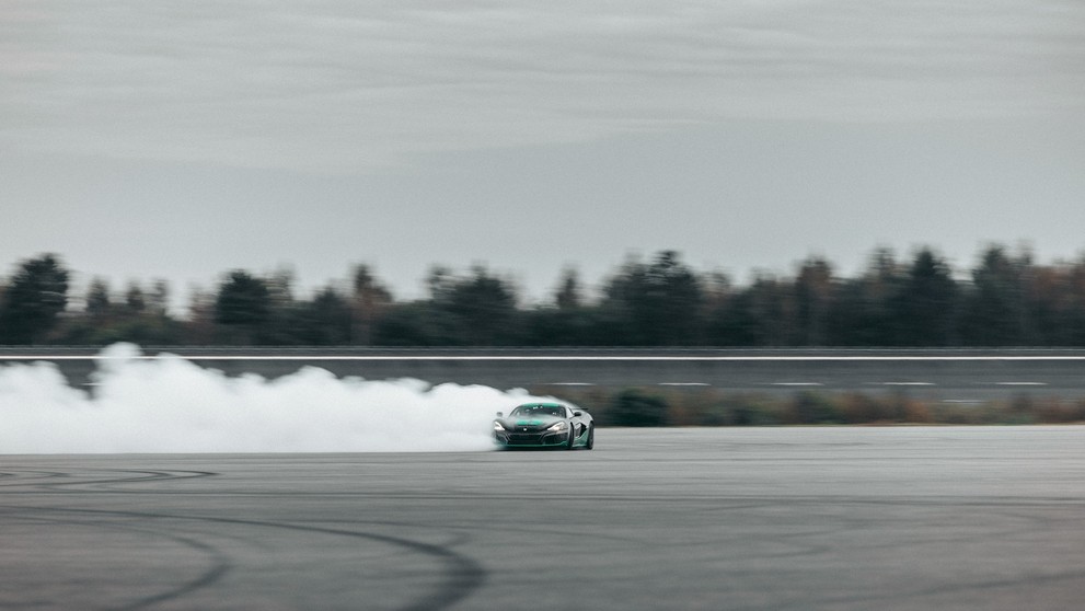 Rimac Nevera při rekordní jízdě pozpátku