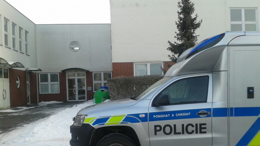 Ze střechy gymnázia skočil student - 3