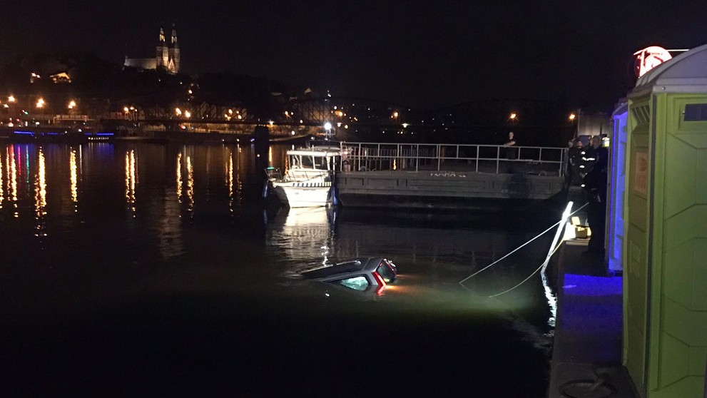Auto sjelo z pražské náplavky přímo do Vltavy