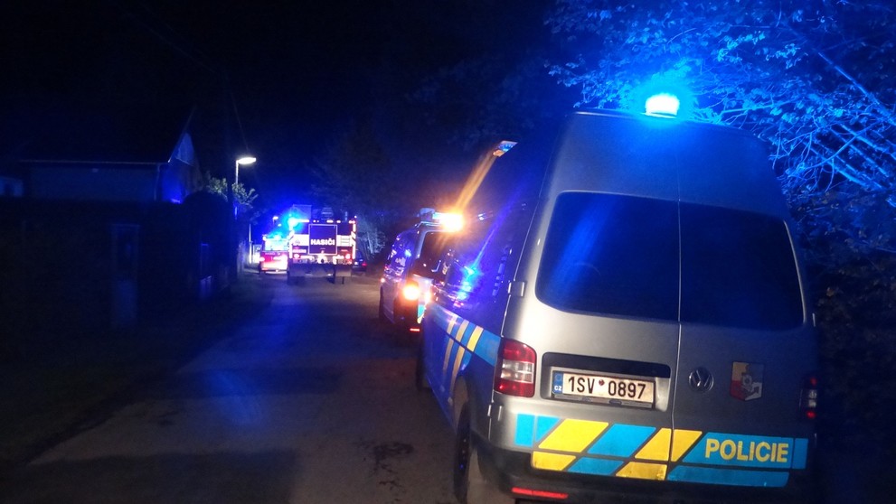 Čtyřkolku vytáhli z Vltavy hasiči, okolnosti nehody prověřují policisté