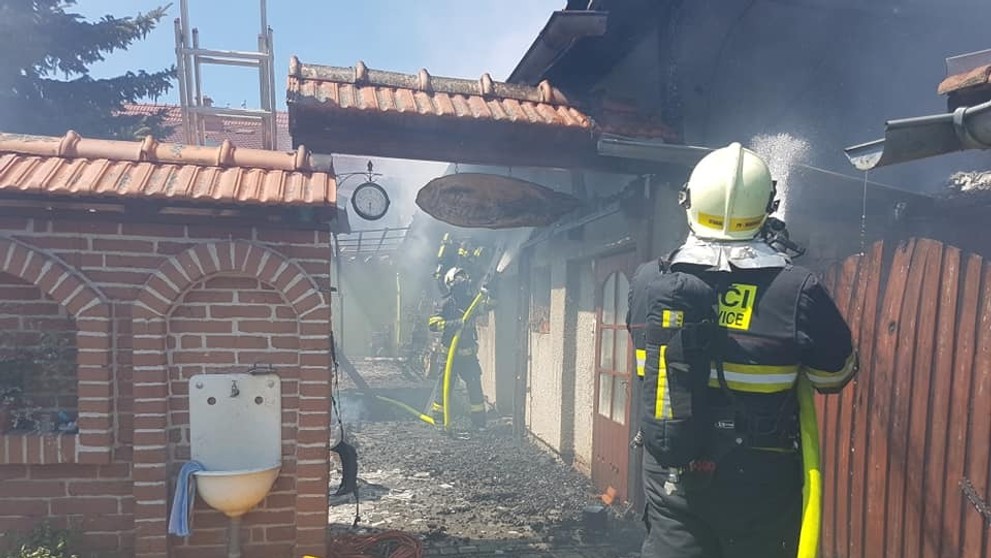 Rodinný dům se ocitl v plamenech, škoda je přes milion - 1