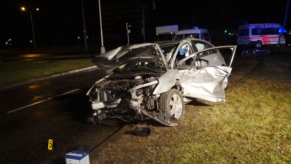Řidiče osobáku museli vyprostit, v sanitce všichni vyvázli bez úhony